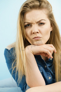 女人是不确定性怀疑质疑某事和手势有思考面部表情。女人怀疑地质疑某事