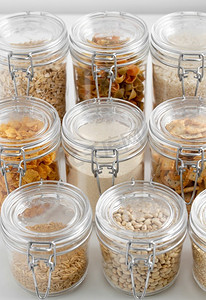 食物储存，烹饪和储存概念—在桌子上装有不同谷物或杂货的罐子。用谷物或杂货罐特写镜头