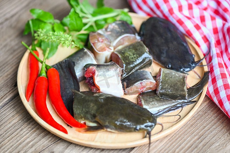 木盘叉叉鱼，新鲜的生叉鱼菜单淡水鱼，烹调用的叉尾鱼，用香草和香料切碎的鱼