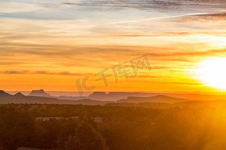 colorfull摄影照片_美丽的风景的美国沙漠，美国。日出的场景。