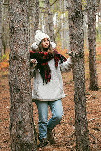 年轻女子冬装立树