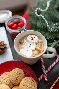 圣诞，寒假，休闲概念--咖啡里的棉花糖雪人特写。圣诞节，一杯咖啡里的棉花糖雪人