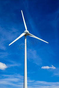 可替代能源摄影照片_绿色可再生替代能源概念—风力发电机涡轮机在蓝天发电。风力发电机涡轮机在天空