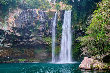 智摄影照片_千智渊瀑布瀑布是韩国济州岛的旅游景点之一。Cheonjiyeon falls，济州岛，韩国