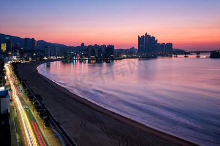 韩国釜山的光谷里海滩在日出。鸟瞰图。韩国釜山的Gwangalli Beach