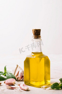 金色立射橄榄油瓶