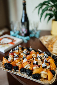 自助餐水果摄影照片_欢迎自助餐，含酒精和小吃、三明治、纸杯蛋糕