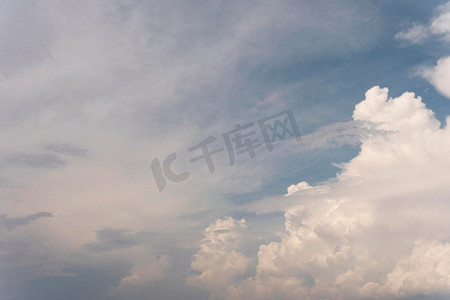 卡通云形状摄影照片_不同形状的云天空