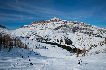 一个滑雪胜地滑雪道的看法与人们滑雪在多洛米蒂在意大利。滑雪区Arabba。意大利阿拉巴。滑雪胜地在多洛米蒂，意大利