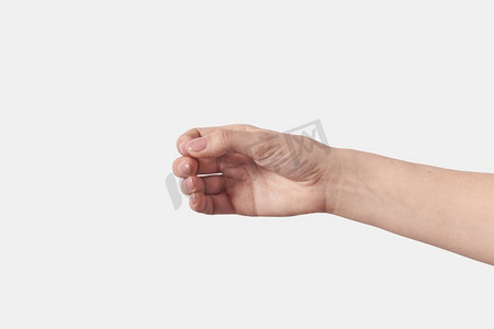 在白色背景上拿着像棍子这样的东西的女性手势.