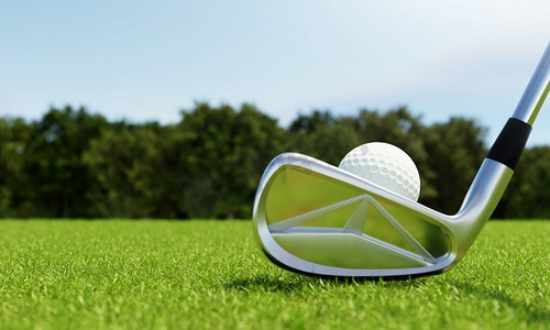 高尔夫球在发球台和高尔夫俱乐部与球道绿色背景。运动和运动概念。3D插图渲染