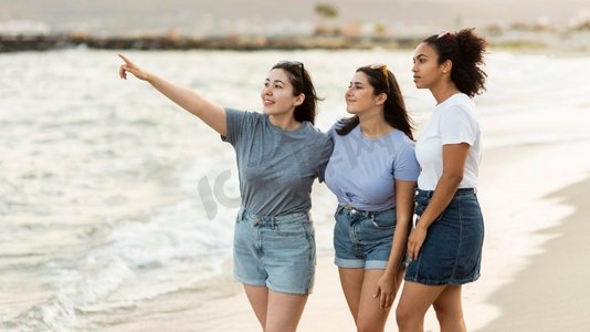 三个女性朋友欣赏风景海滩