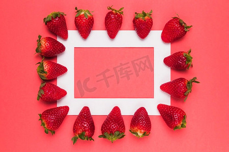 成熟多汁的草莓排队白色框架粉红色背景