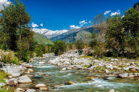 比亚斯河，靠近马纳利在Kullu山谷，喜马偕尔邦，印度。印度喜马偕尔邦Kullu Valley的Beas River