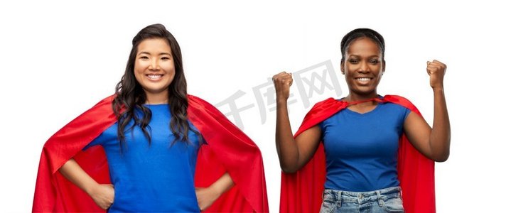 妇女的力量和人的概念—快乐的妇女在红色超级英雄斗篷白色背景。’快乐的女人在红色超级英雄斗篷