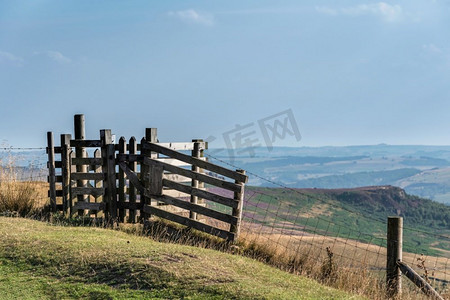 风景图像通过栅栏看到山顶区农村在夏末与选择性焦点