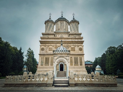 位于罗马尼亚的一座古老的东正教修道院。曼诺尔工匠传奇中美丽的大教堂正面和建筑细节