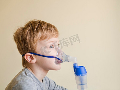 61儿童节尖角法摄影照片_戴氧气面罩的高角男孩