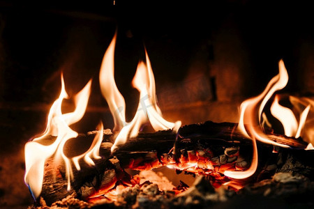 石家庄地标建筑摄影照片_在家里的石壁炉里燃烧着闷烧的火