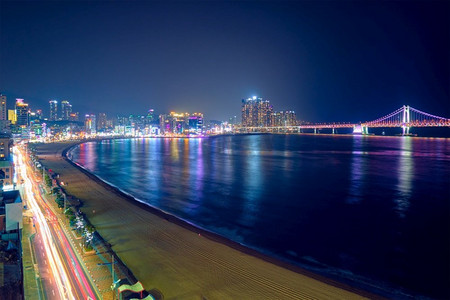 广安桥摄影照片_晚上，釜山的宽加里海滩、广安桥和釜山天际线。韩国釜山。鸟瞰。韩国釜山宽加里海滩