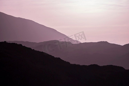 日出时，美丽的分层山景图像与洋红色着色