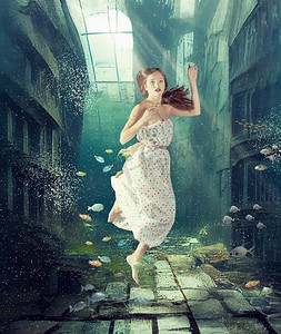 女孩游过被洪水淹没的城市。创意照片组合。