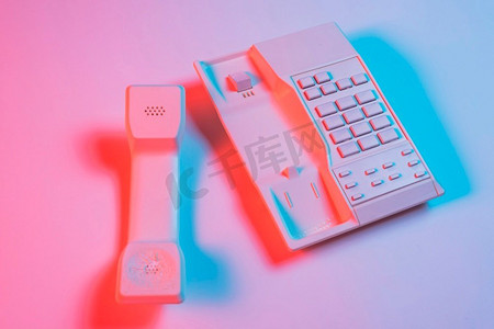 接收器固定电话粉色背景，带蓝色阴影