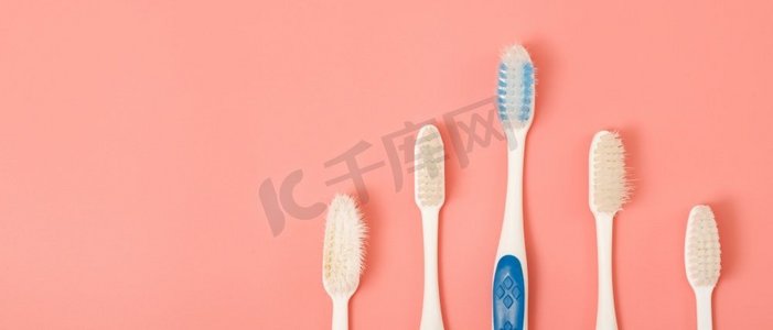 医疗清洁摄影照片_储存牙刷和使用后清洁牙刷的技术，以减少细菌和细菌的积累