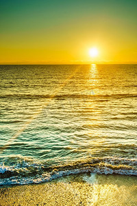在海面上欣赏风景日落或日出。自然风光，风景秀丽。海面上的日落或日出