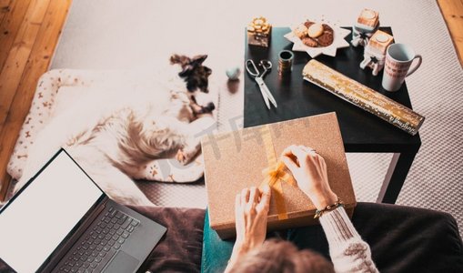 女人在家里与狗hygge在圣诞节时间