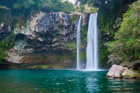 千智渊瀑布瀑布是韩国济州岛的旅游景点之一。Cheonjiyeon falls，济州岛，韩国