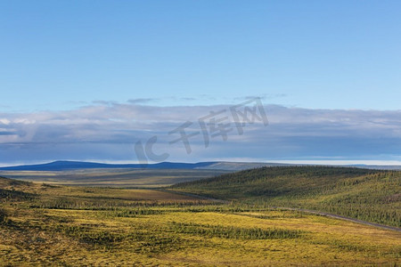 北极圈上空的苔原景观