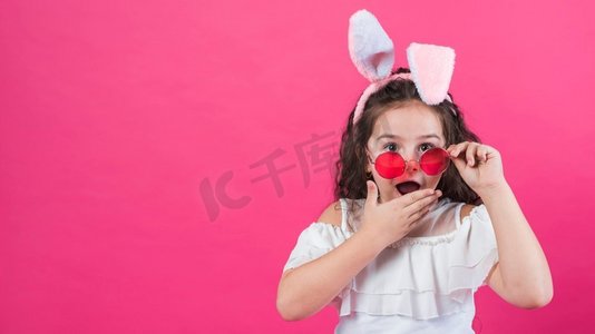 惊艳的小女孩兔耳朵