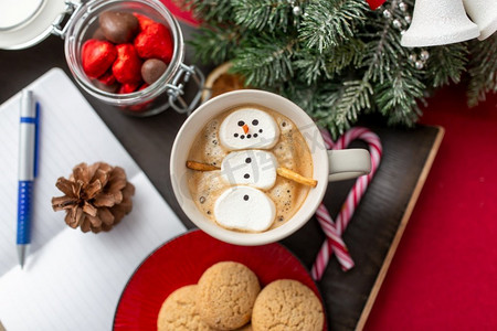 雪人摄影照片_圣诞，寒假，休闲概念--咖啡里的棉花糖雪人特写。圣诞节，一杯咖啡里的棉花糖雪人