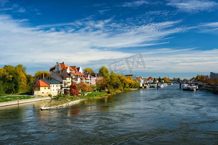 巴伐利亚州摄影照片_德国巴伐利亚州雷根斯堡多瑙河沿岸的老房子。多瑙河沿岸的房屋。德国巴伐利亚州雷根斯堡