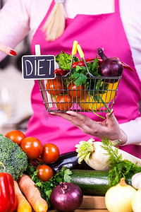购物篮与饮食标志和许多五颜六色的蔬菜。健康的饮食生活方式，素食。购物与节食蔬菜