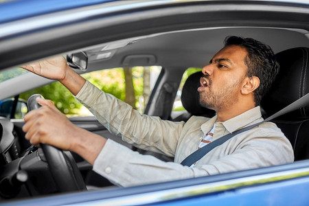 交通、车辆和人的概念-愤怒的印度男子或司机开车并打手势。愤怒的印度男子或开车的司机