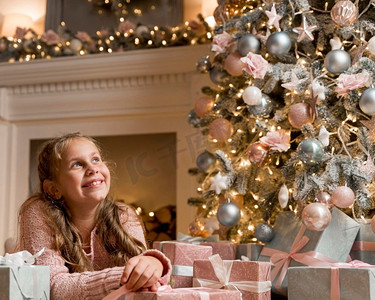 正面视图快乐的女孩与礼物圣诞树7