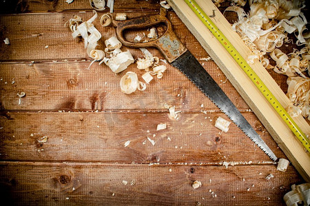 手工锯与木屑。在一个木制的背景。高质量的照片。手工锯与木屑。 