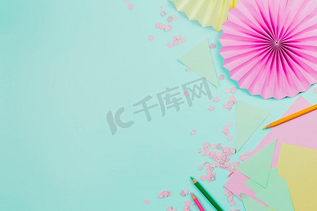 粉红色圆形纸扇与纸薄荷绿色背景
