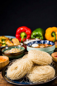米粉板与泰国传统食物反对黑色背景