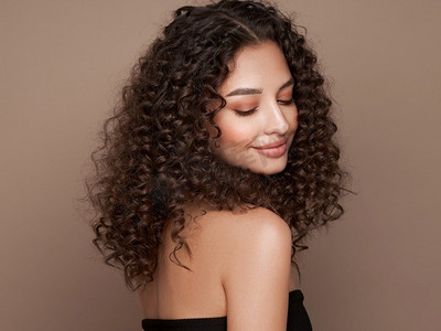 时尚工作室画像,美丽微笑的女人留着爆炸头卷发.爆炸头美女