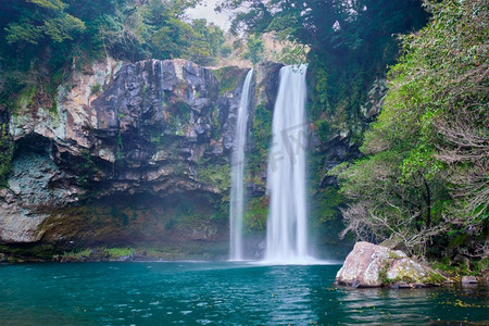 千智渊瀑布瀑布是韩国济州岛的旅游景点之一。Cheonjiyeon falls，济州岛，韩国