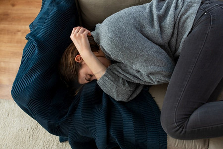 心理健康、心理问题和抑郁症概念—强调妇女躺在家里沙发上。抑郁的女人躺在沙发上在家里