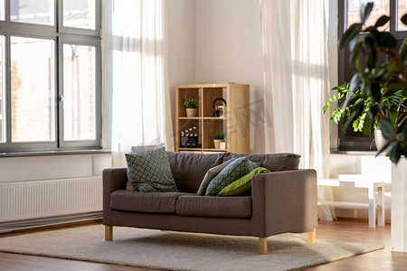 舒适，家具和室内概念—沙发与垫子在舒适的家庭客厅。在舒适的家庭客厅有软垫的沙发