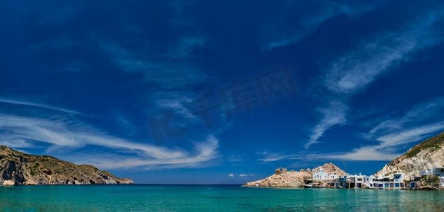 菲洛摄影照片_希腊米洛斯岛的菲拉波塔莫斯海滩和渔村全景。希腊米洛斯菲拉波塔莫斯海滩