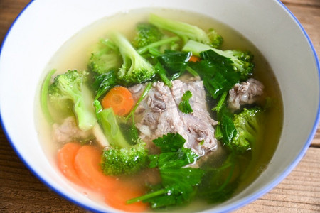 泰国汤摄影照片_清汤碗猪排蔬菜胡萝卜花椰菜汤和芹菜，食品健康菜单