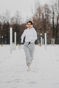 女子雪地全景拍摄