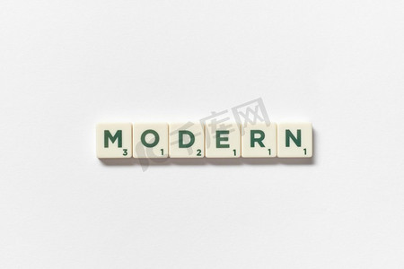 现代字形成的拼字瓷砖在白色背景。创意简单的明信片创意现代形成在白色背景的拼字砖。