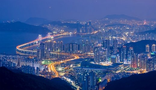 釜山的城市景观，摩天大楼和光安桥在夜晚被照亮。釜山。韩国。釜山夜景广安桥
